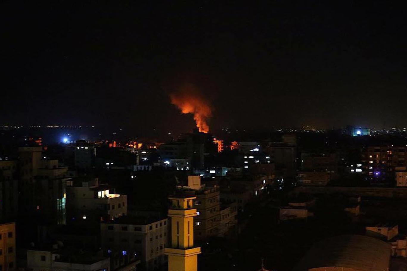 Terör rejimi İsrail Gazze'yi bombaladı